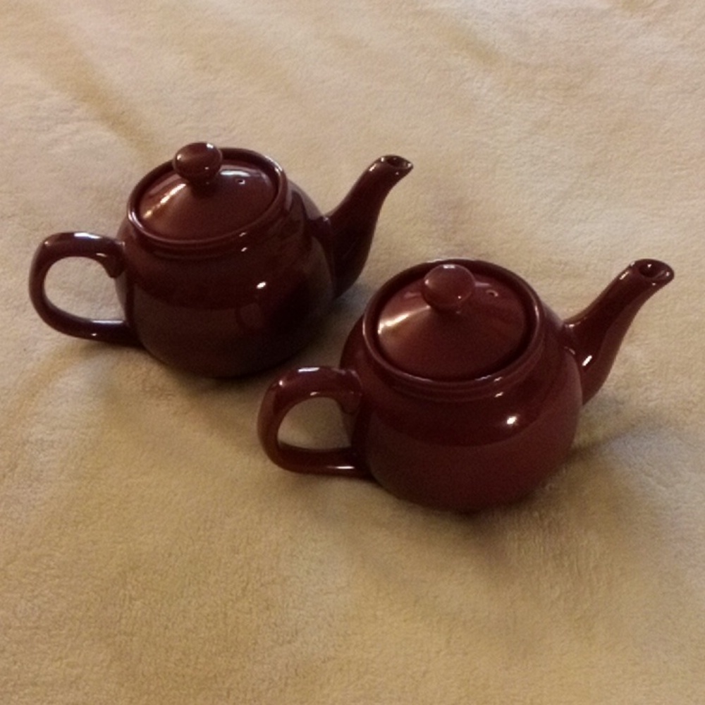 2 MATCHING ADORABLE TEA POTS 😀 EXCELLENT CONDITION 🤟🏻